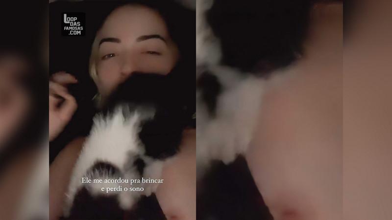 Anna Rita Cerqueira Pagando peitinho no Instagram