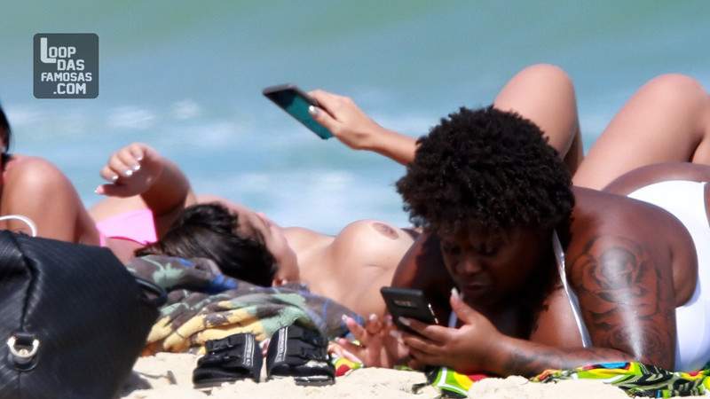 Anitta fazendo topless na praia em 2019