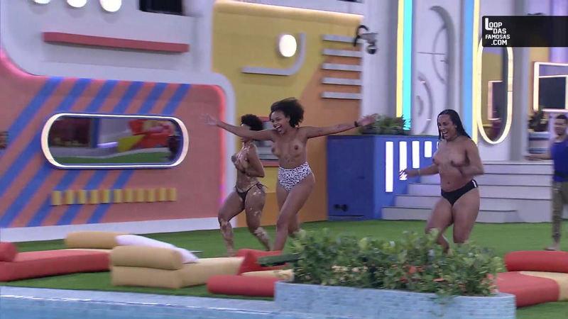 Jessilane Alves e Natália Deodato pulando na piscina de Topless
