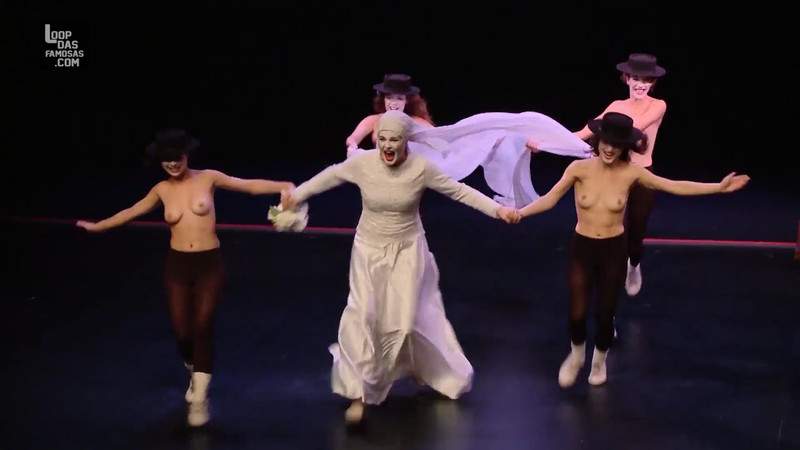 Daphne Bozaski nua na peça “Toda Nudez Será Castigada” #01